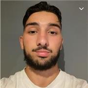 Jeune portugais qui a étudiée au Portugal durant plusieurs années